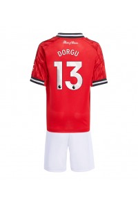 Manchester United Patrick Dorgu #13 Jalkapallovaatteet Lasten Kotipeliasu 2025-26 Lyhythihainen (+ Lyhyet housut)